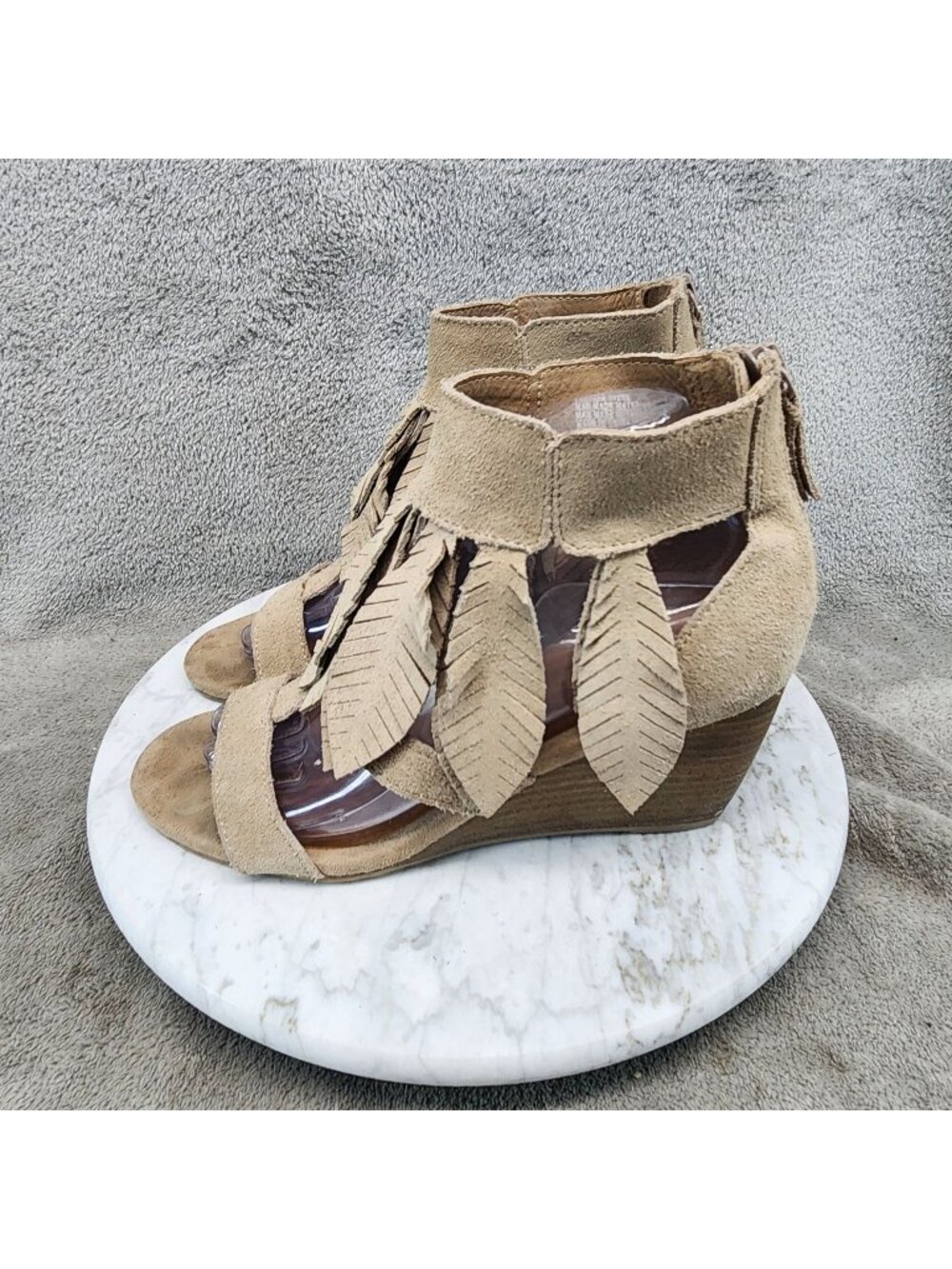 Yellowbox Shoes Womens Size 7 Tan Suede Feather Open-Toe Wedge Sandals *Read*